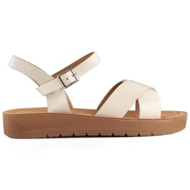 Sandalias planas de mujer beige fabricadas en piel ecológica.