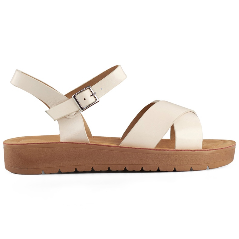 Sandalias planas de mujer beige fabricadas en piel ecológica.