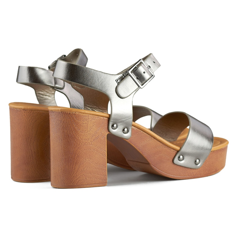 Sandalias metalizadas con tacón plataforma de madera.