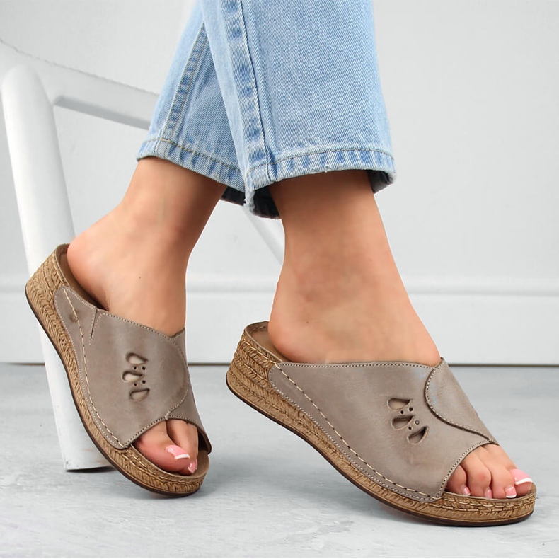 Sandalias cuña mujer cómodas en piel color beige Helios 137.02