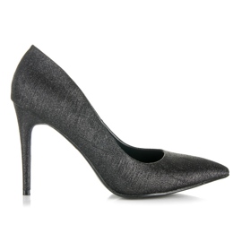 Tacones altos con brillo negro