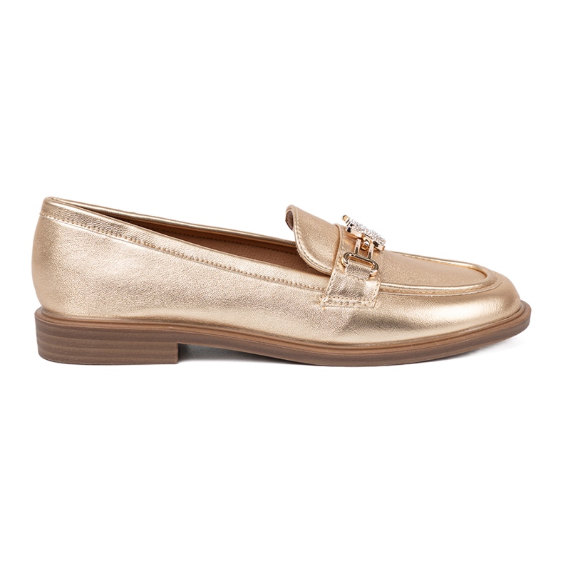 Mocasines dorados de mujer con estilo.
