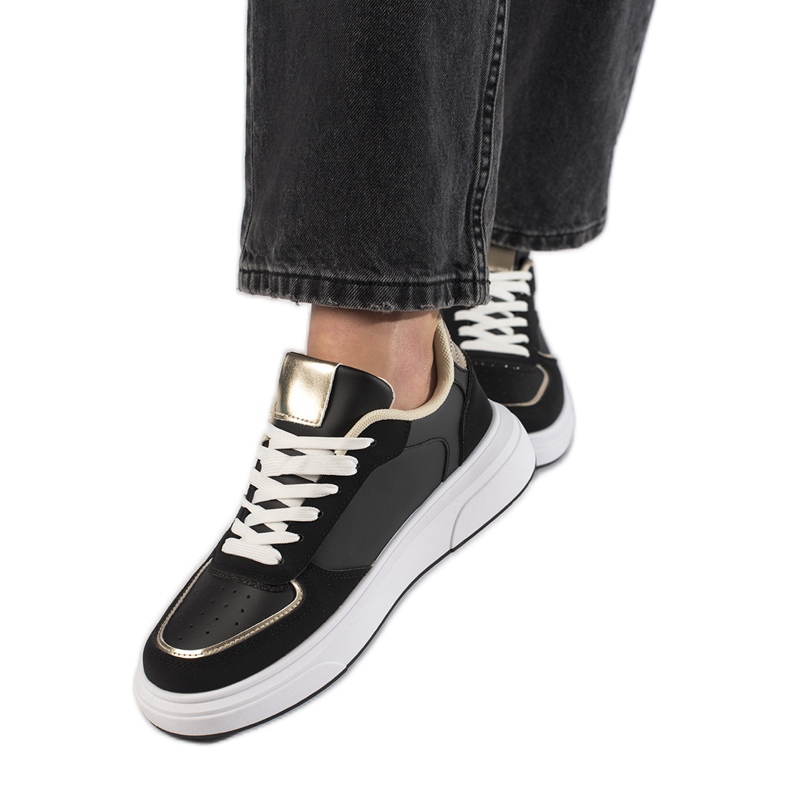 Zapatillas negras de mujer. negro Zapatillas negras de mujer. negro