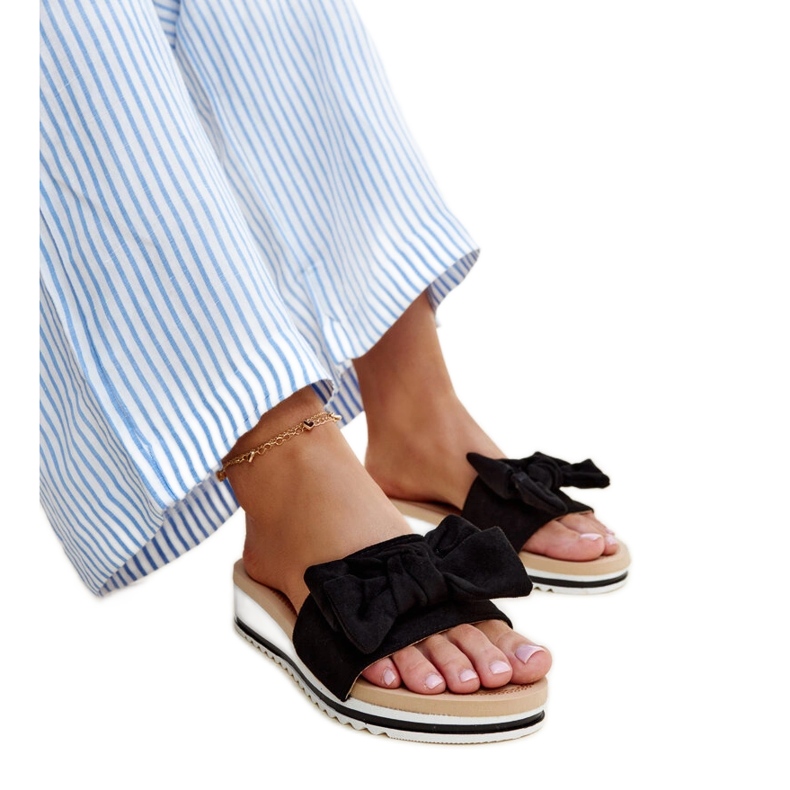 Mules negros de cuña baja de Mikhail