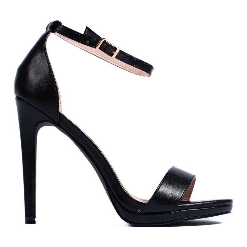 Sandalias negras con tacón alto. negro