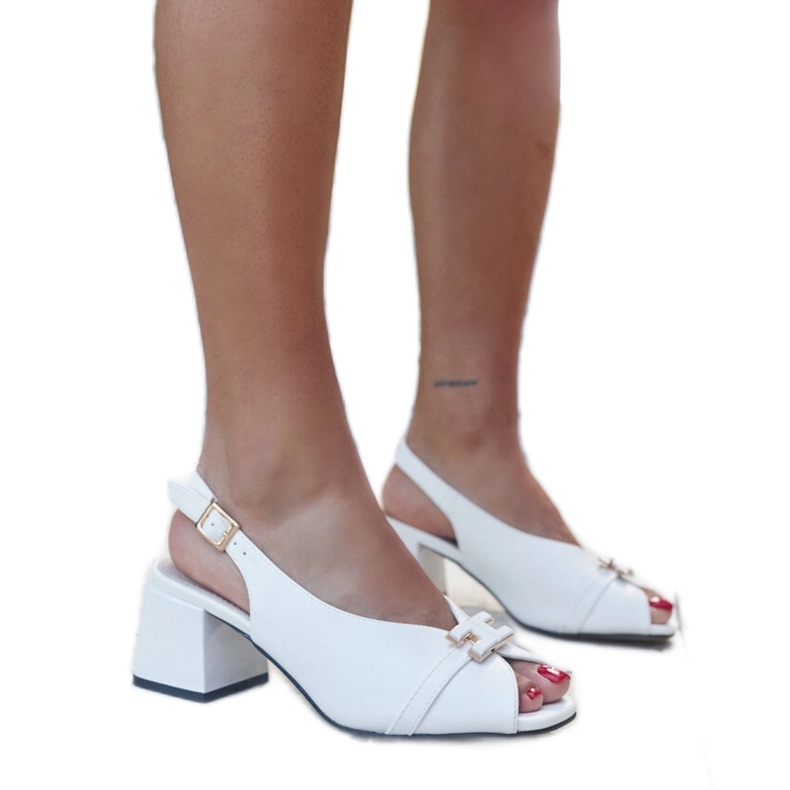 Sandalias blancas con plantilla de piel de Totana. blanco