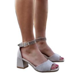 Sandalias Athir con tacón de charol beige