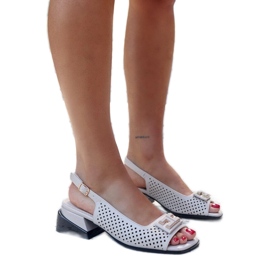Sandalias caladas sobre un enorme bloque Sajida. gris