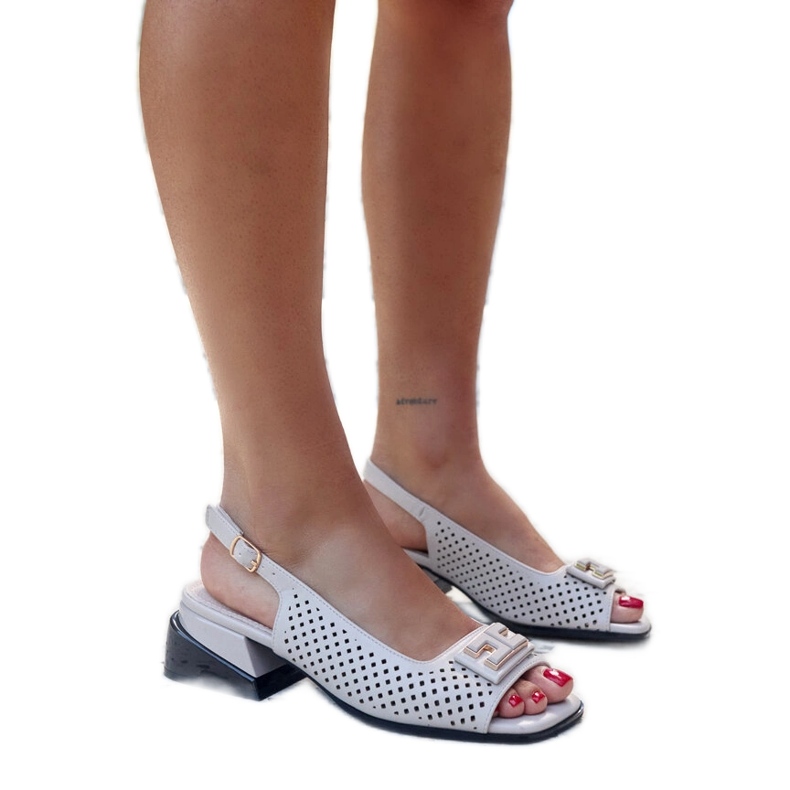 Sandalias caladas sobre un enorme bloque Sajida. gris