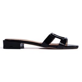 Chanclas de mujer elegantes negras clásicas. negro