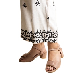 Sandalias de tacón bajo en beige oscuro de Frederica