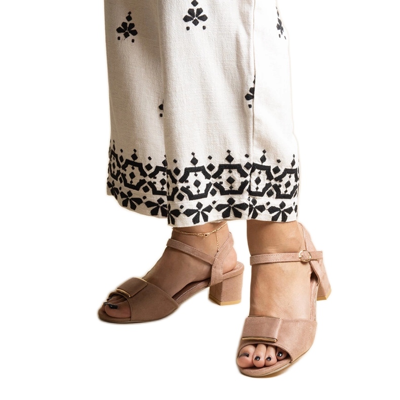 Sandalias de tacón bajo en beige oscuro de Frederica