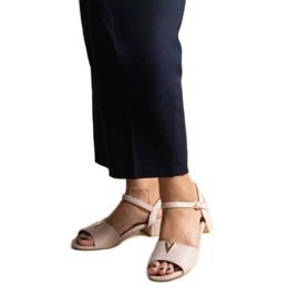 Sandalias beige de tacón bajo con hebilla Horner