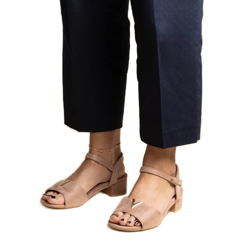 Sandalias de tacón bajo beige oscuro con hebilla Horner Sandalias de tacón bajo beige oscuro con hebilla Horner