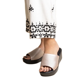 Pantuflas con cuña calada dorada en ecopiel Garvin dorado