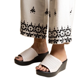Pantuflas cuña caladas blancas en ecopiel Garvin blanco