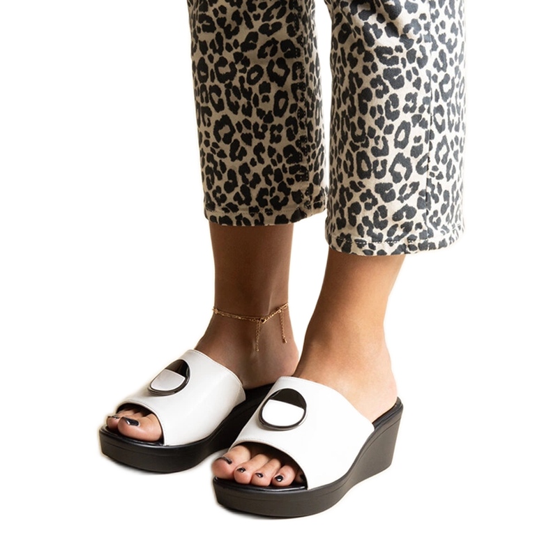 Mules de cuña blancos con hebilla Keirenh Mules de cuña blancos con hebilla Keirenh