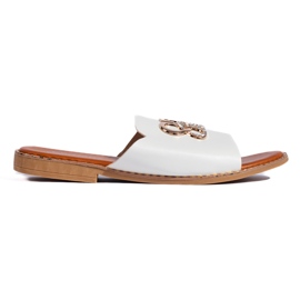 Chanclas de mujer blancas con estilo. blanco