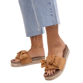 Chanclas marrones con suela masiva de Peletra. marrón