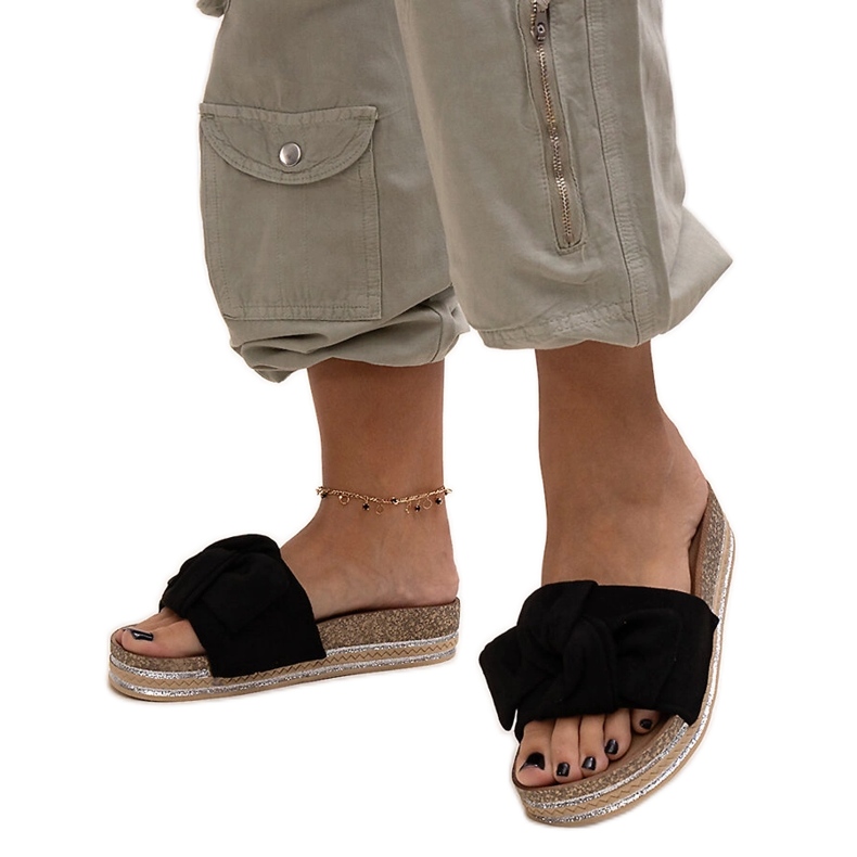 Chanclas negras con suela masiva de Peletra. negro