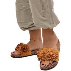 Chanclas con flores sobre suela de corcho de Almida marrón