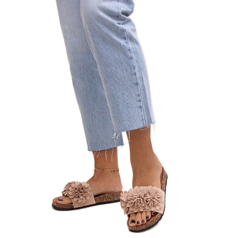 Chanclas con flores sobre suela de corcho de Almida beige Chanclas con flores sobre suela de corcho de Almida beige