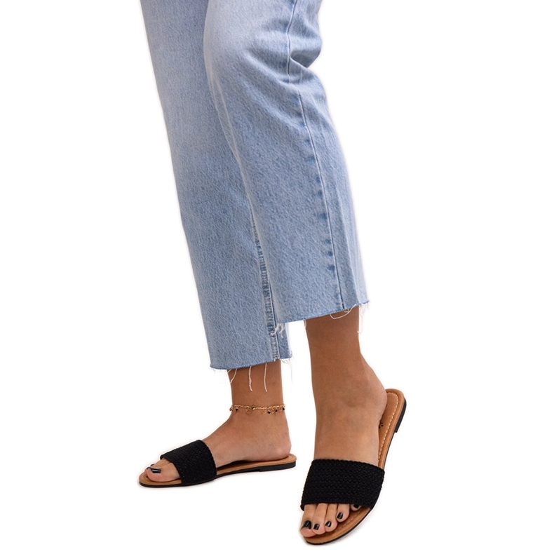 Chanclas Marika bordadas en negro