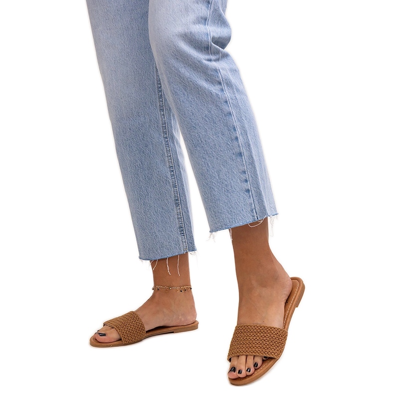 Pantuflas Marika marrón bordadas