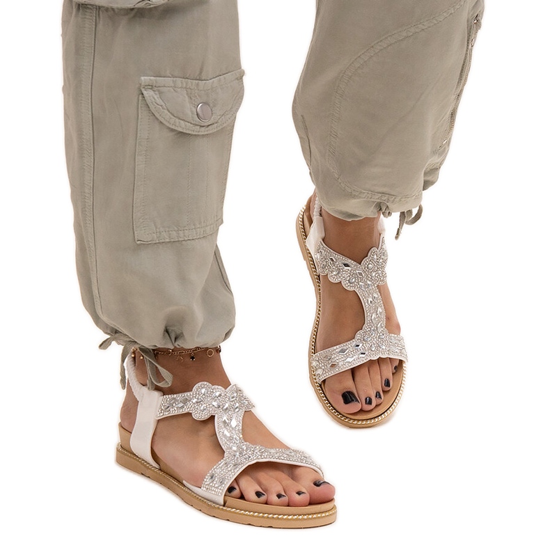 Las brillantes sandalias blancas de Shahid blanco
