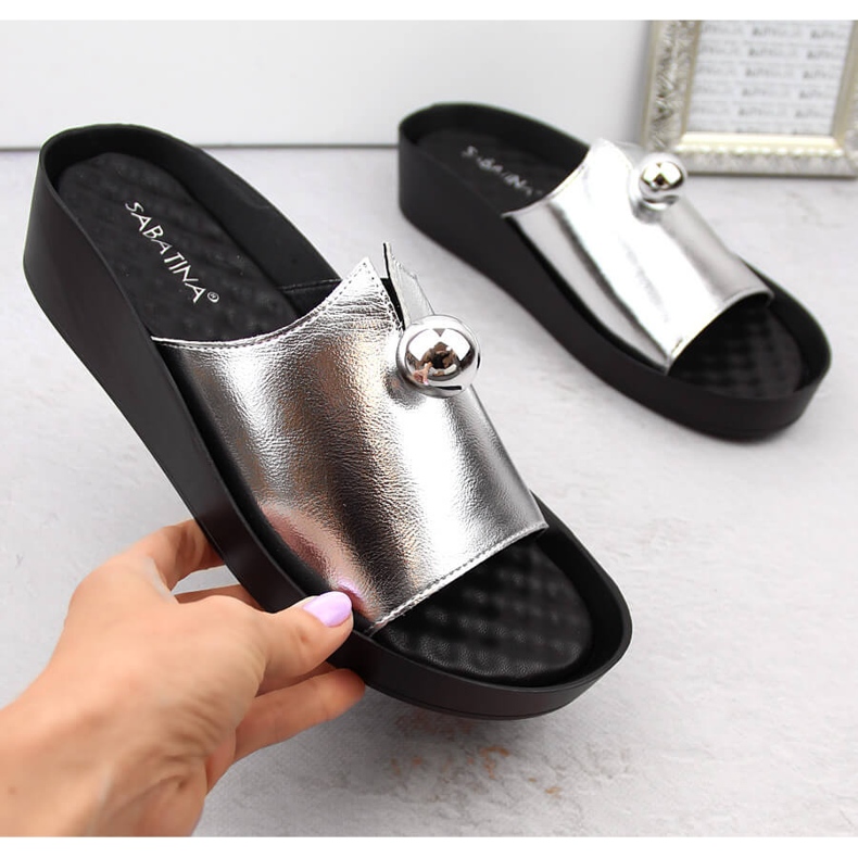 Chanclas de mujer plata metalizada Sabatina 2318-1
