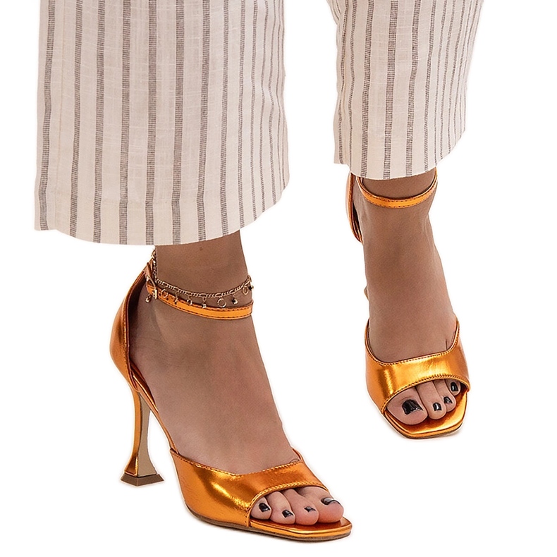 Sandalias de tacón brillantes con tira Delinda naranja Sandalias de tacón brillantes con tira Delinda naranja