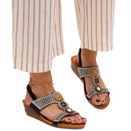 Sandalias brillantes de cuña baja de Azeeza negro