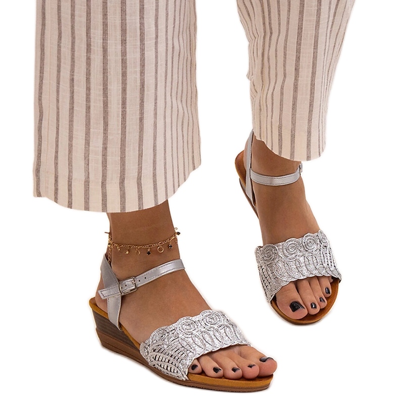 Sandalias Maimoona con cuña baja bordada plata