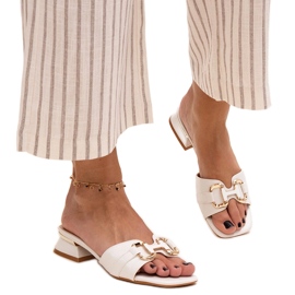 Chanclas de tacón bajo con hebilla decorativa Luara blanco