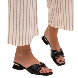Chanclas de tacón bajo con hebilla decorativa Luara negro
