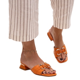 Chanclas de tacón bajo con hebilla decorativa Luara naranja