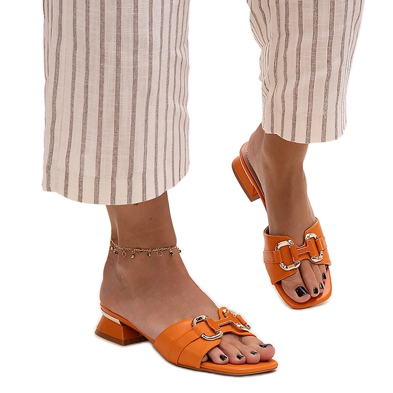 Chanclas de tacón bajo con hebilla decorativa Luara naranja