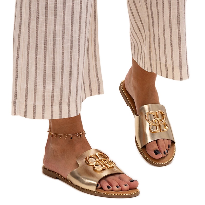 Chanclas doradas decoradas con una hebilla Perkin dorado