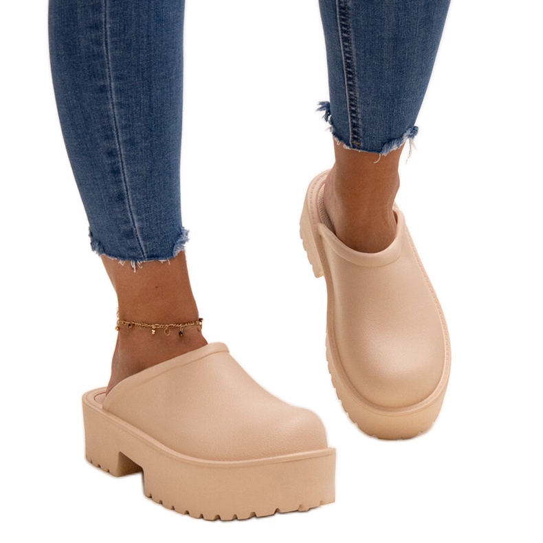 Chanclas beige con suela Huss masiva.