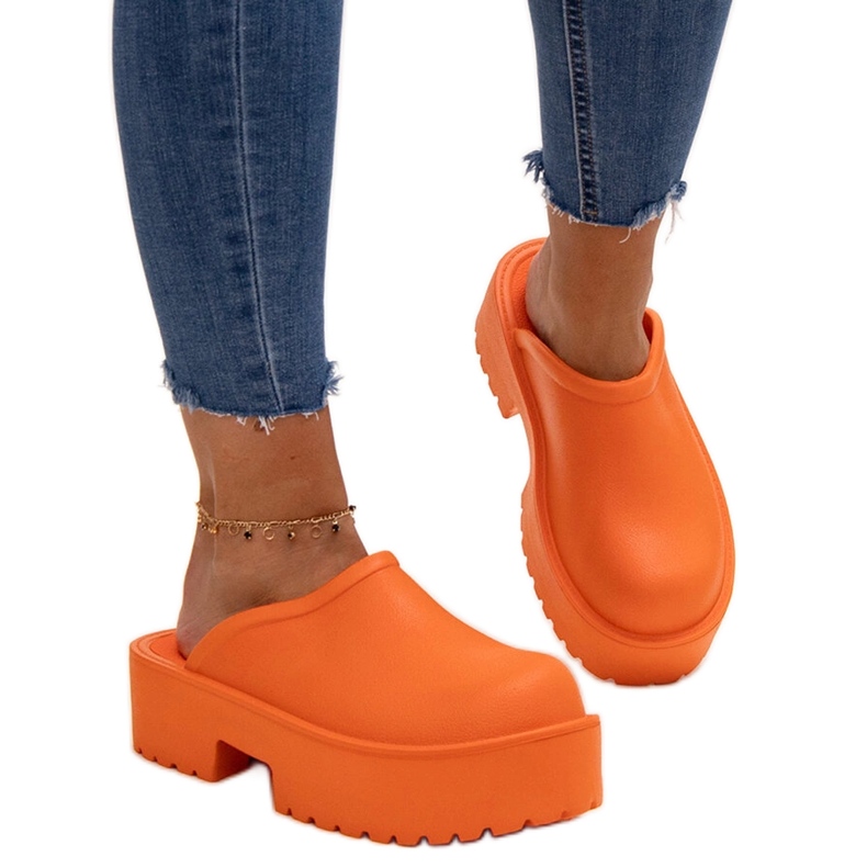 Chanclas naranjas con suela Huss masiva.