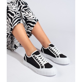 Zapatillas cómodas de mujer en color negro.