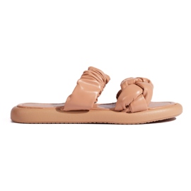 Chanclas de mujer planas beige con estilo.