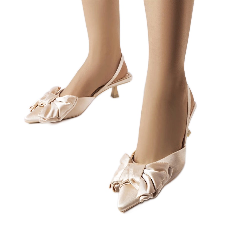 Tacones beige con lazo Burlington. Tacones beige con lazo Burlington.