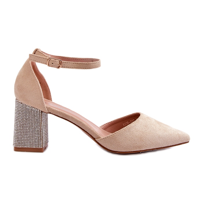 Zapatos de salón beige confeccionados en ante ecológico con tacón decorado. Zapatos de salón beige confeccionados en ante ecológico con tacón decorado.