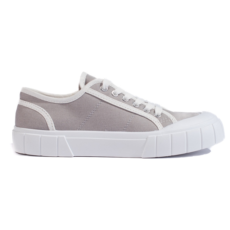 Zapatillas cómodas de mujer en color gris.