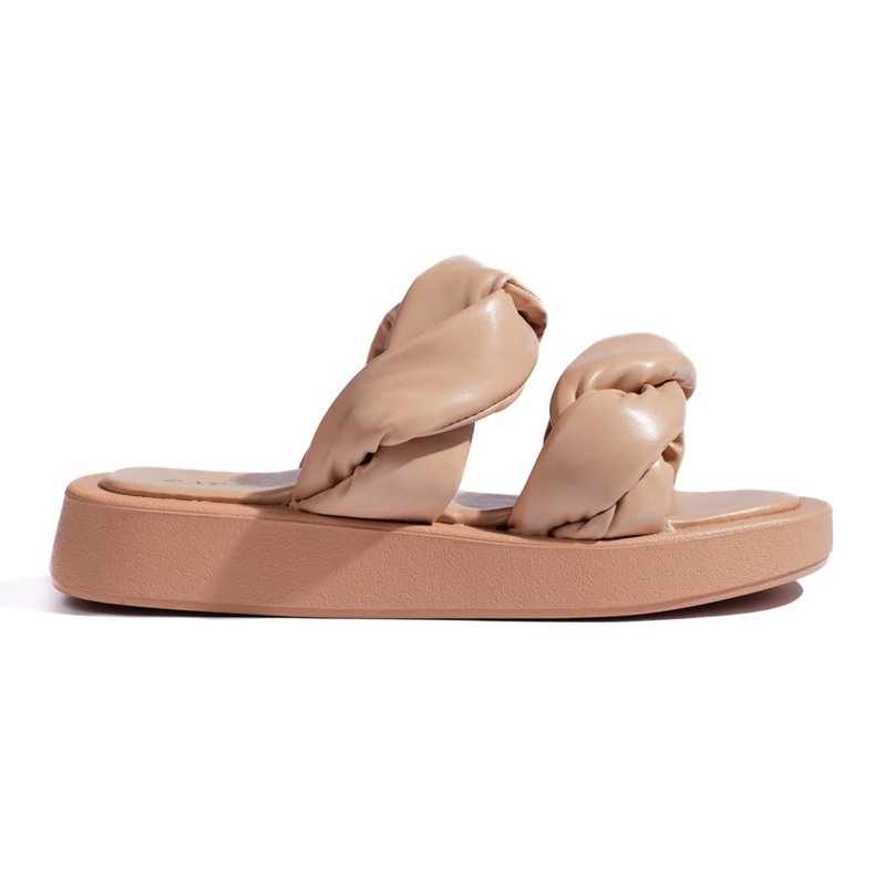 Chanclas beige con suela gruesa.