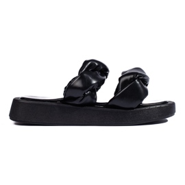 Chanclas negras con suela gruesa. negro
