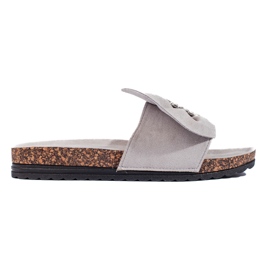 Chanclas grises con suela de corcho.