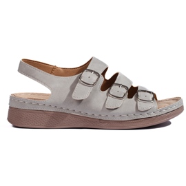 Sandalias grises cómodas con cuña baja.