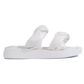 Chanclas blancas con suela gruesa. blanco